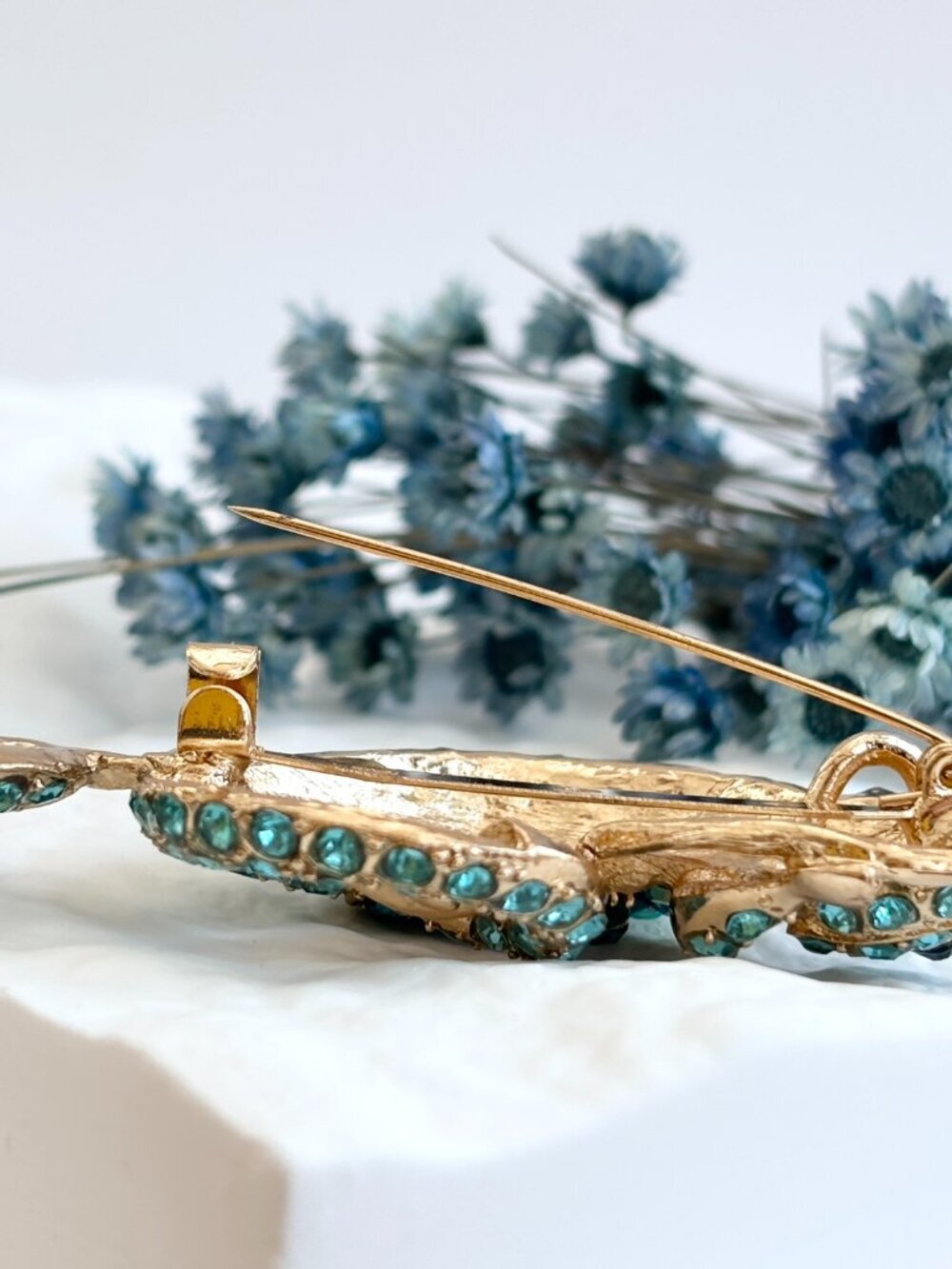 Mint Blue Rhinestone Chameleon Reptile Lizard on Branch Gold Toned Brooch Pin - Picture 10 of 12